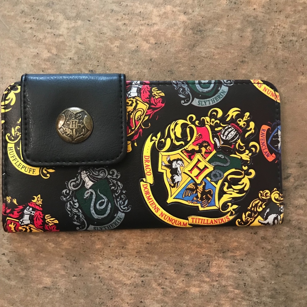 💥MAKE OFFERS💥 Harry Potter Hot Topic Wallet